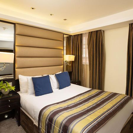 Park Grand Mayfair Londýn Exteriér fotografie A bedroom at the hotel