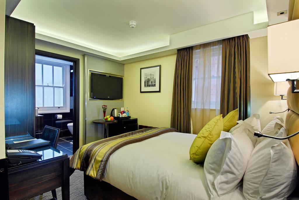 Park Grand Mayfair Londýn Exteriér fotografie A room at the hotel