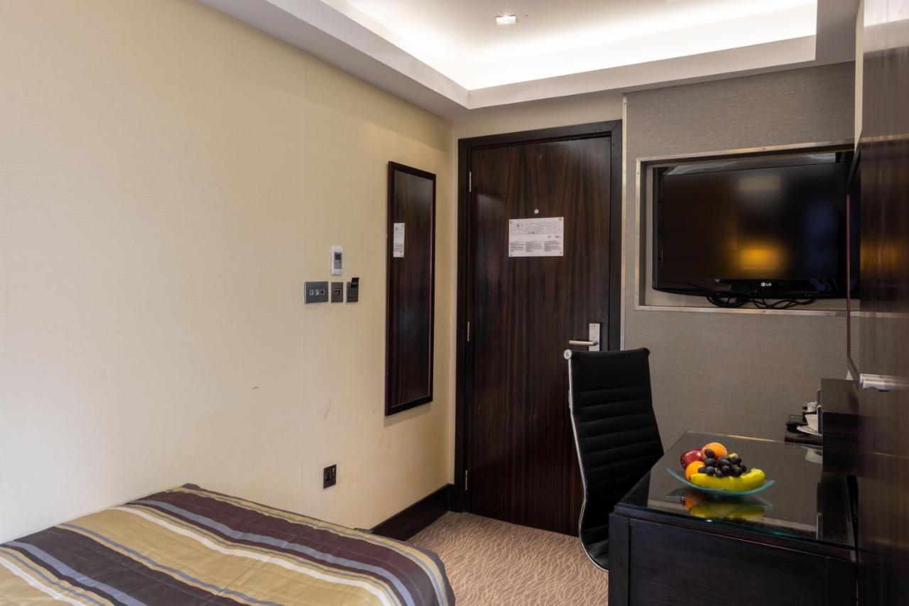 Park Grand Mayfair Londýn Exteriér fotografie A room at the hotel