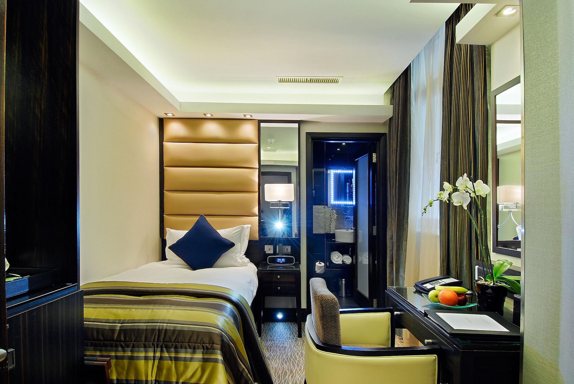 Park Grand Mayfair Londýn Exteriér fotografie A room at the Mandarin Oriental, London