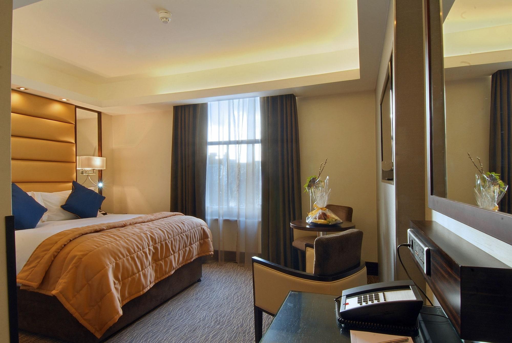 Park Grand Mayfair Londýn Exteriér fotografie A room at the hotel