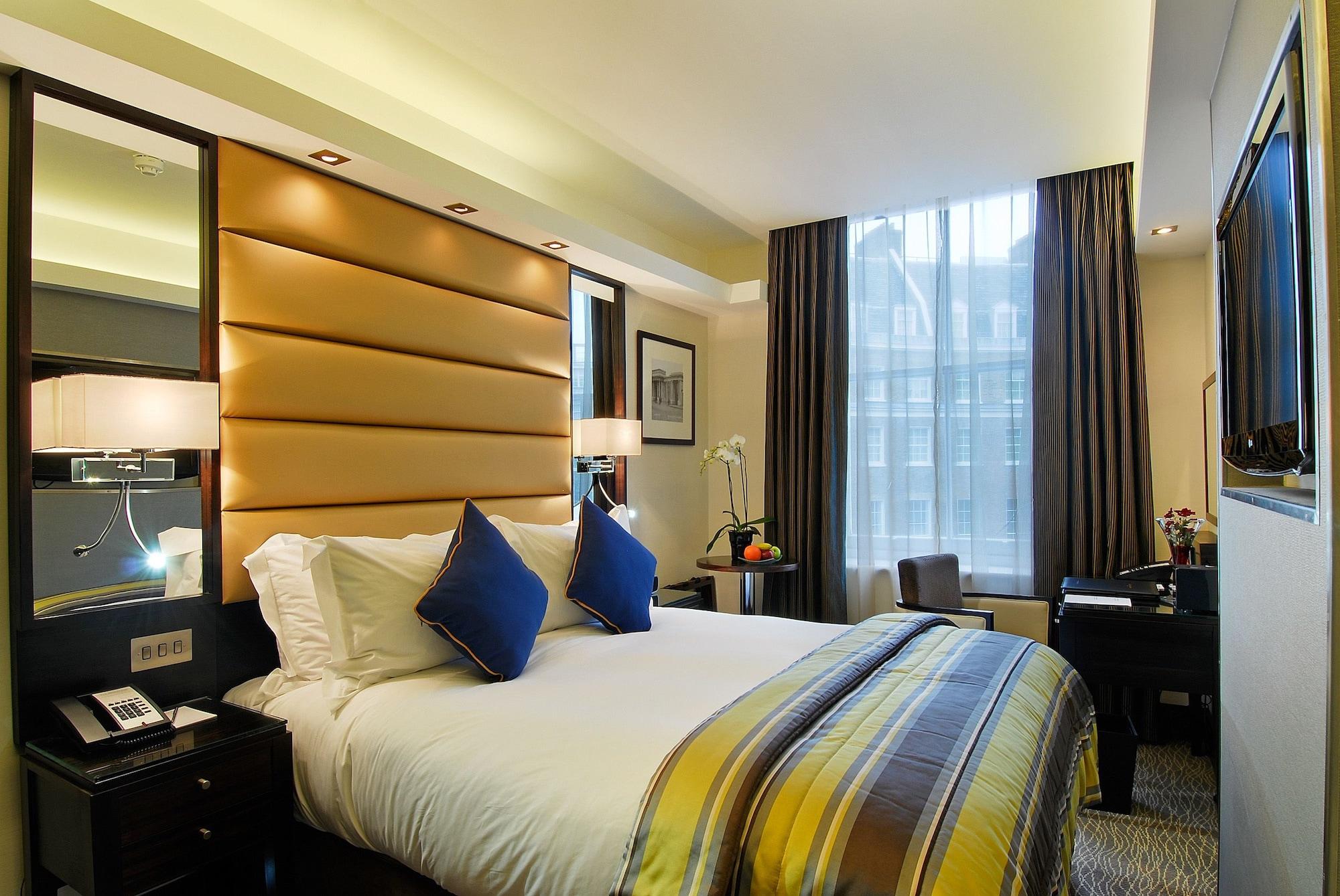 Park Grand Mayfair Londýn Exteriér fotografie A bedroom at the hotel
