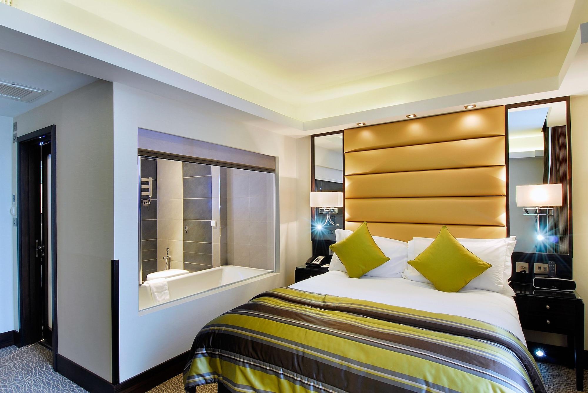 Park Grand Mayfair Londýn Exteriér fotografie A bedroom at the Hilton London Paddington