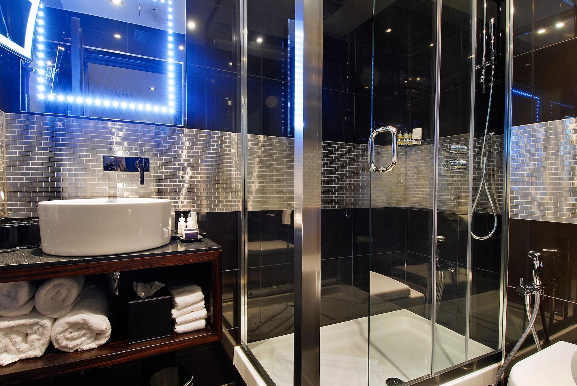 Park Grand Mayfair Londýn Exteriér fotografie A shower cubicle