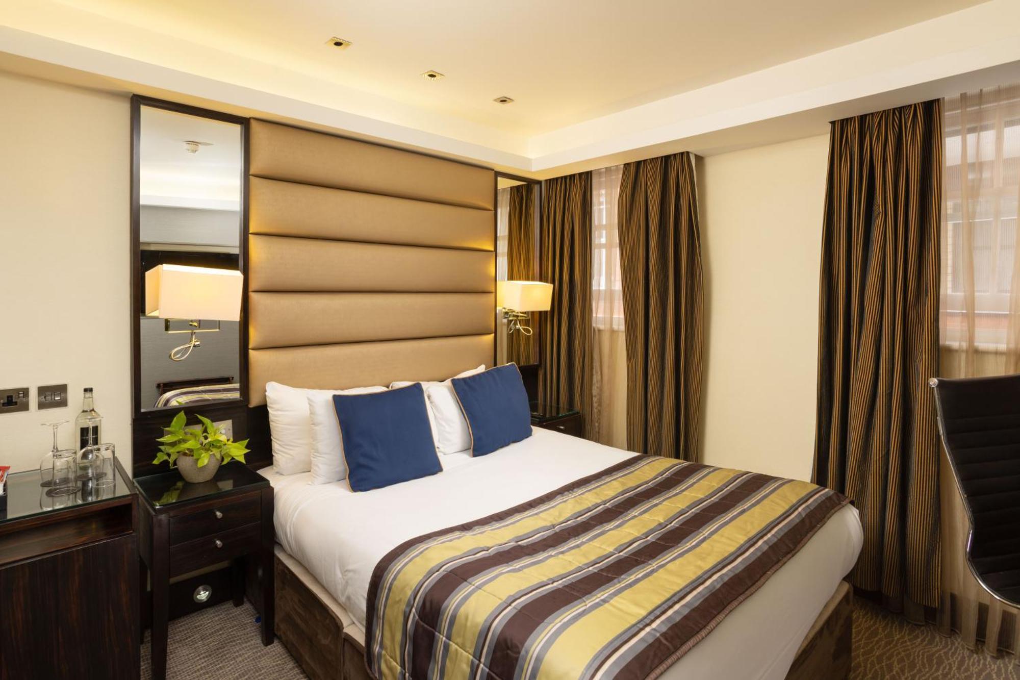 Park Grand Mayfair Londýn Exteriér fotografie A bedroom at the hotel