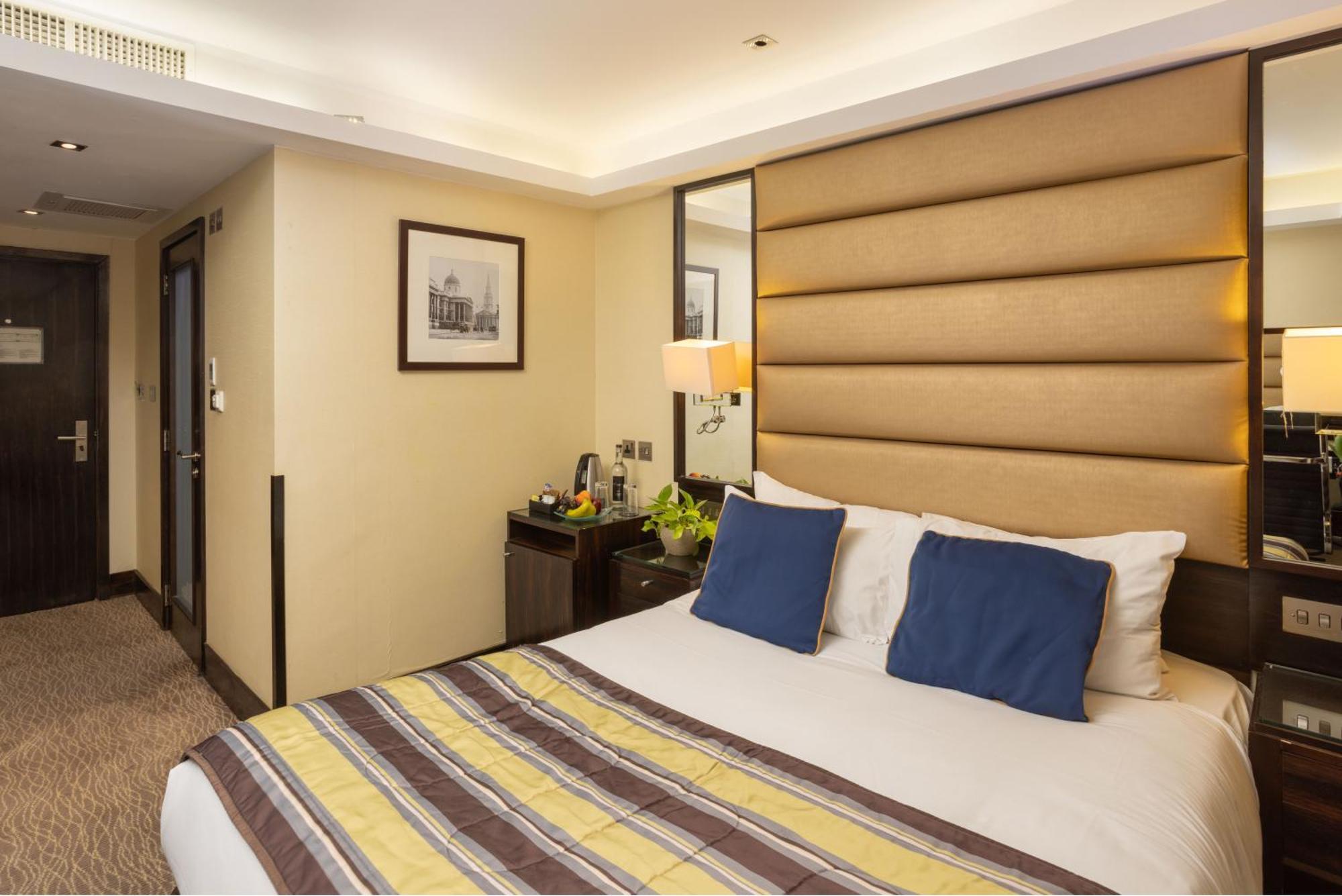 Park Grand Mayfair Londýn Exteriér fotografie A room at the hotel