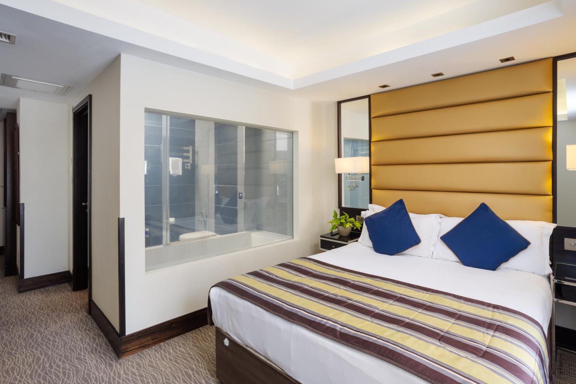Park Grand Mayfair Londýn Exteriér fotografie A bedroom at the hotel