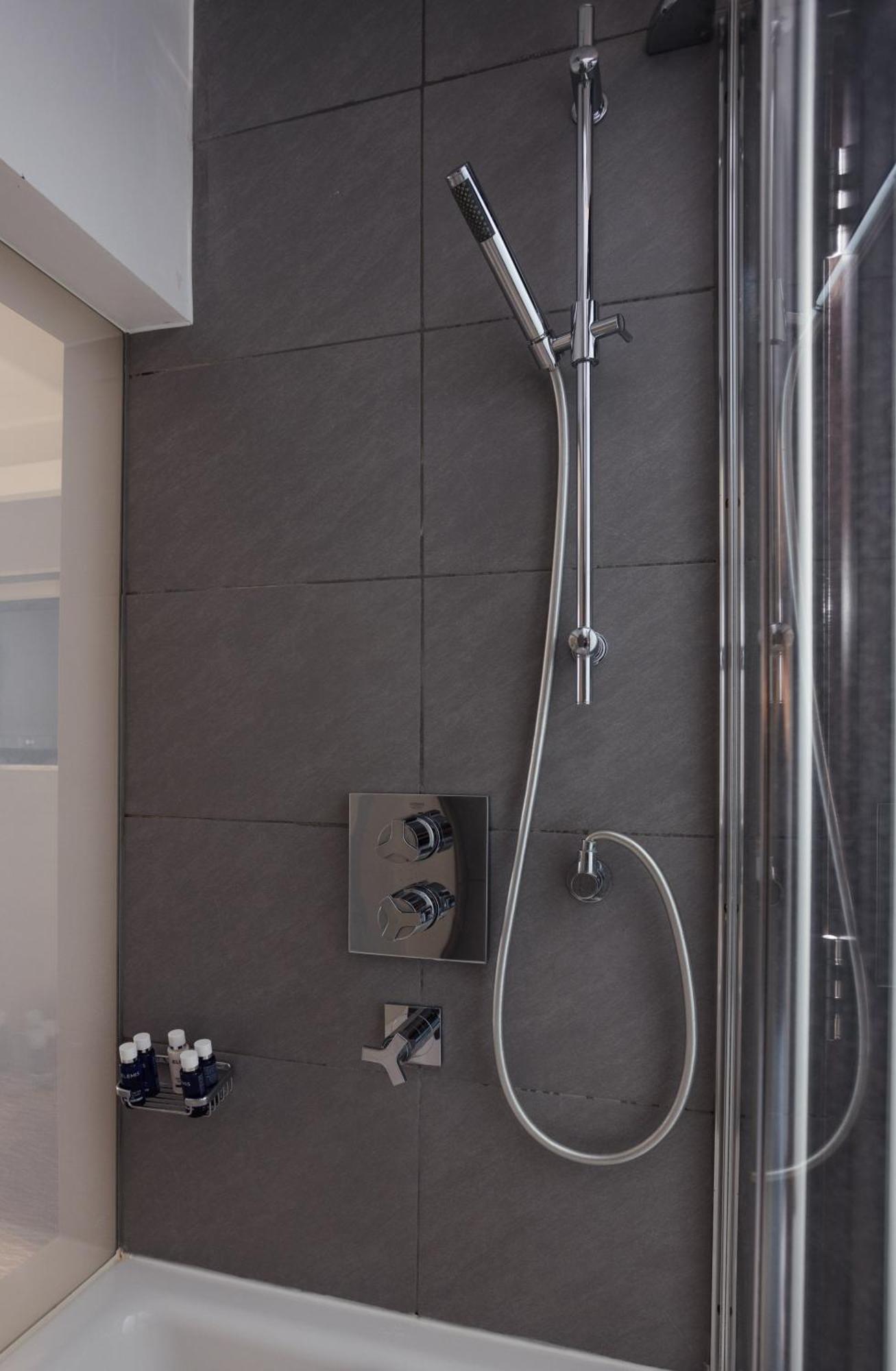 Park Grand Mayfair Londýn Exteriér fotografie A shower valve