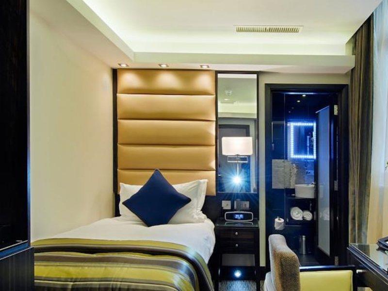 Park Grand Mayfair Londýn Exteriér fotografie A room at the hotel