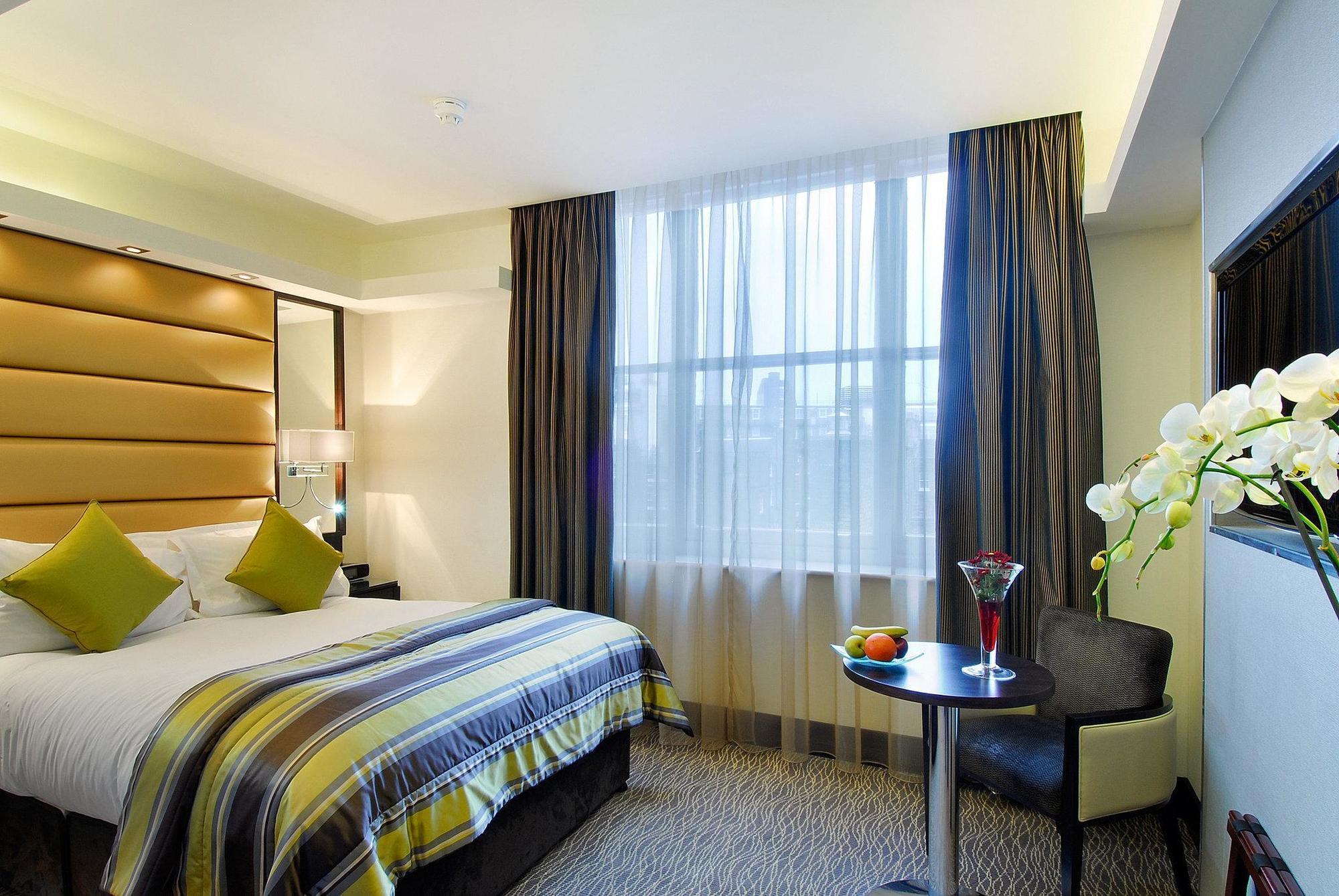 Park Grand Mayfair Londýn Exteriér fotografie A room at the hotel
