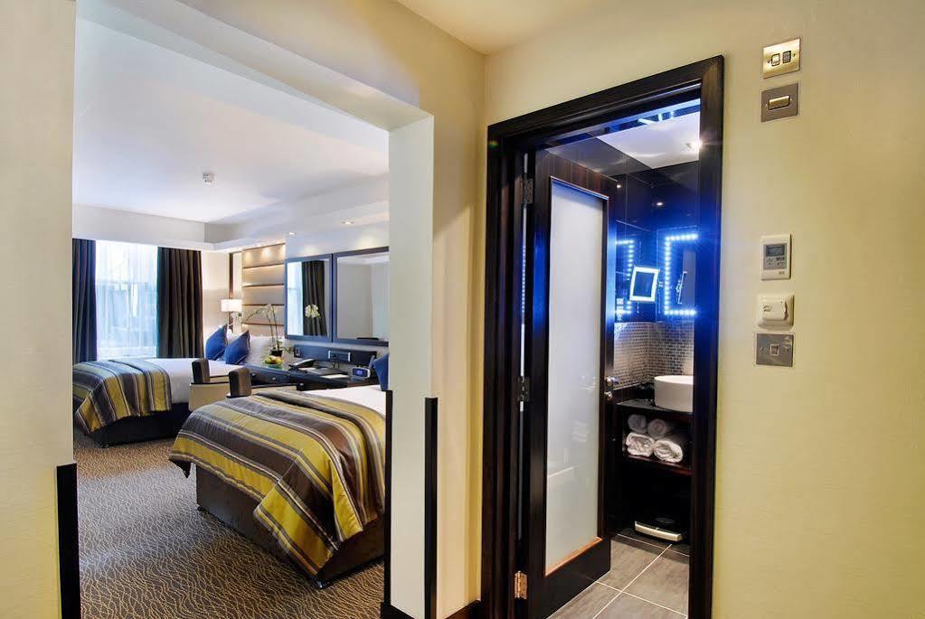 Park Grand Mayfair Londýn Exteriér fotografie A room at the hotel