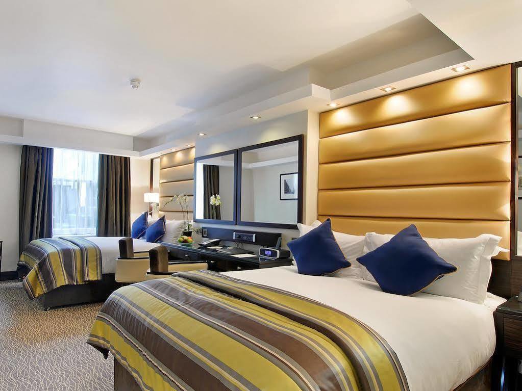 Park Grand Mayfair Londýn Exteriér fotografie A bedroom at the Hilton London Paddington