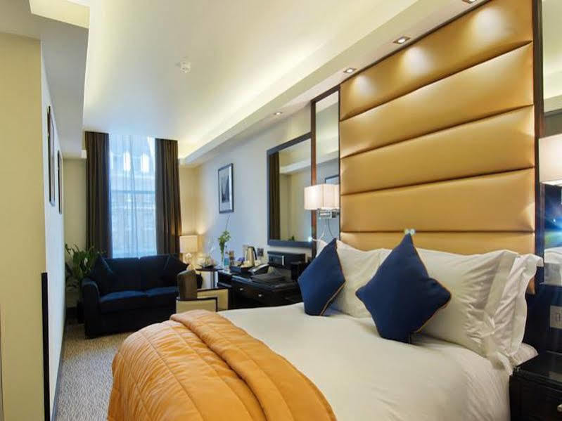 Park Grand Mayfair Londýn Exteriér fotografie A bedroom at the hotel