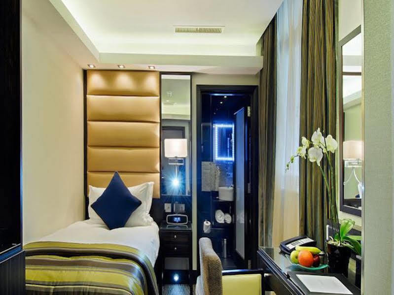 Park Grand Mayfair Londýn Exteriér fotografie A room at the hotel