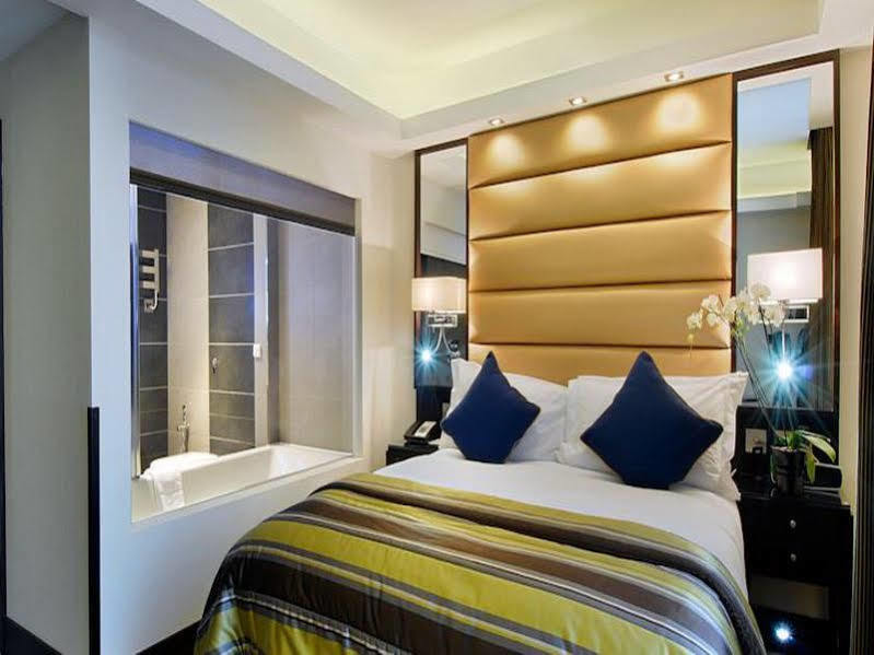 Park Grand Mayfair Londýn Exteriér fotografie A bedroom at the hotel