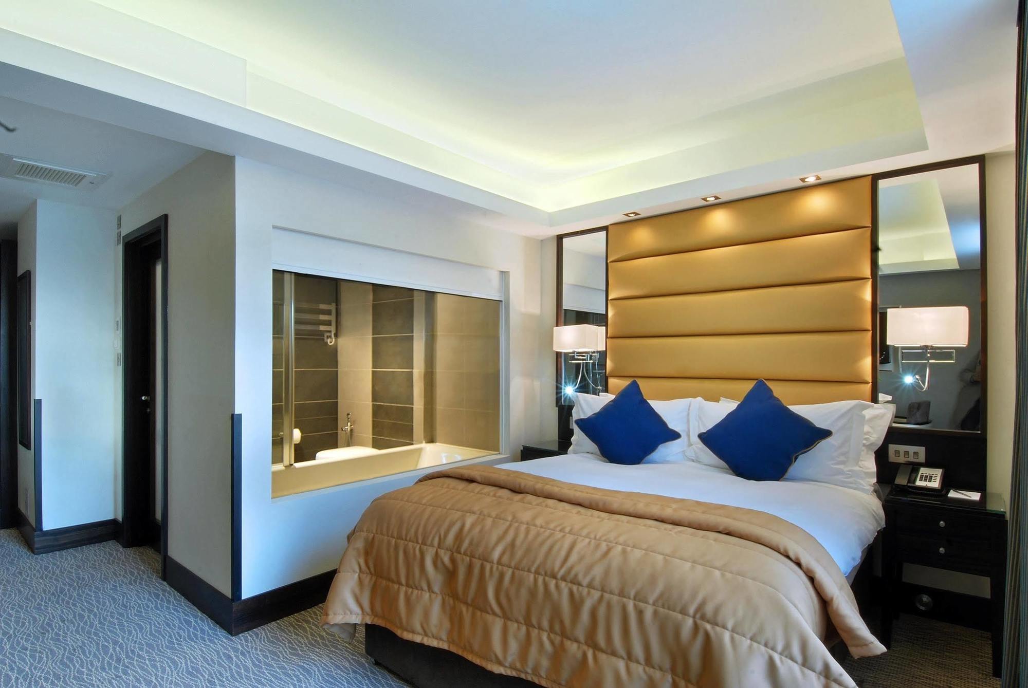 Park Grand Mayfair Londýn Exteriér fotografie A bedroom at the hotel