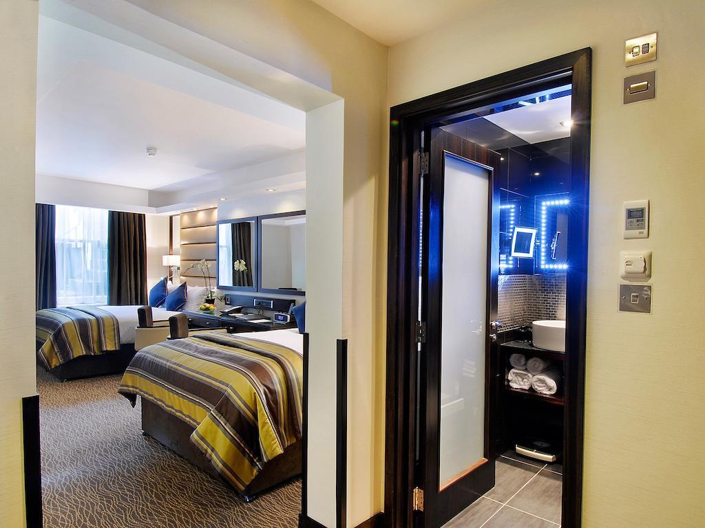 Park Grand Mayfair Londýn Exteriér fotografie A room at the Hilton London West End