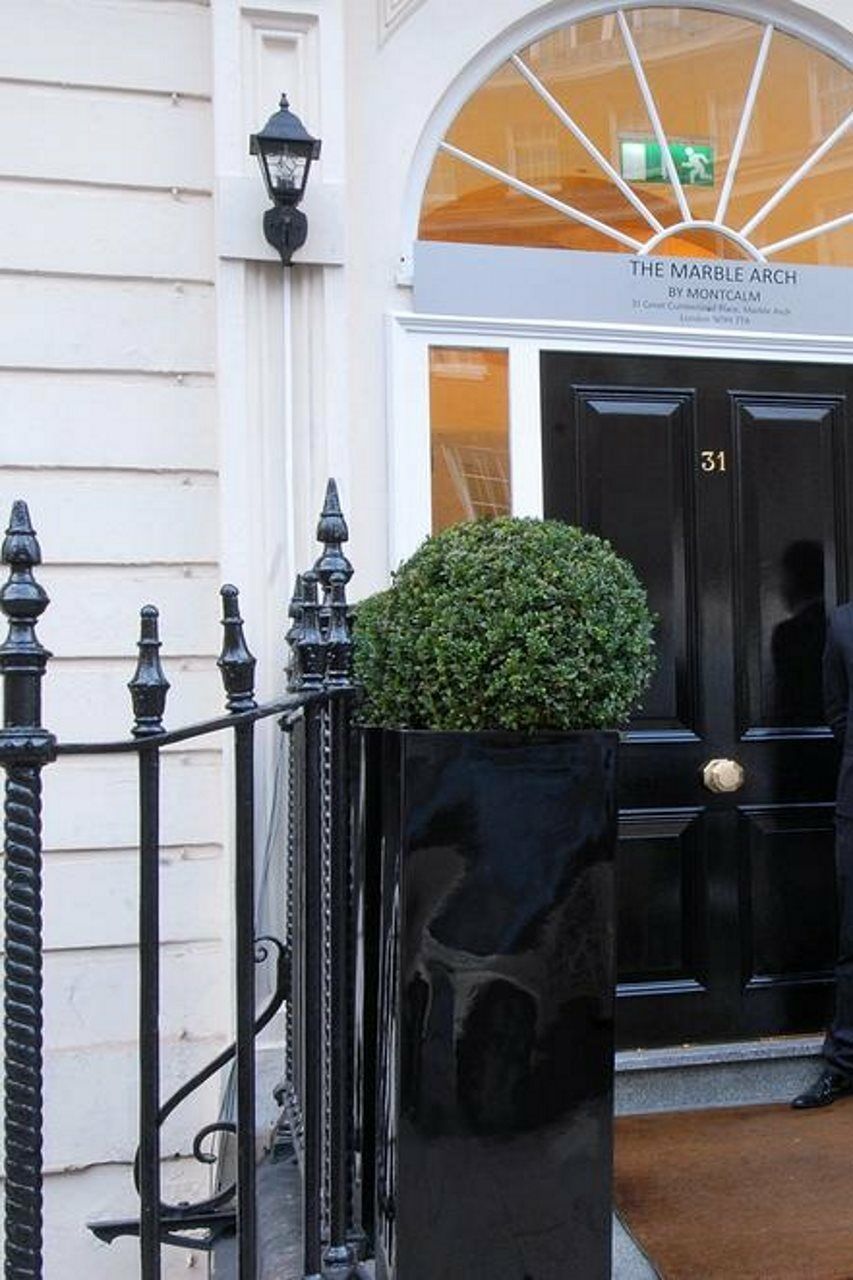 Park Grand Mayfair Londýn Exteriér fotografie The door of 31 Savile Row, the home of the Beatles