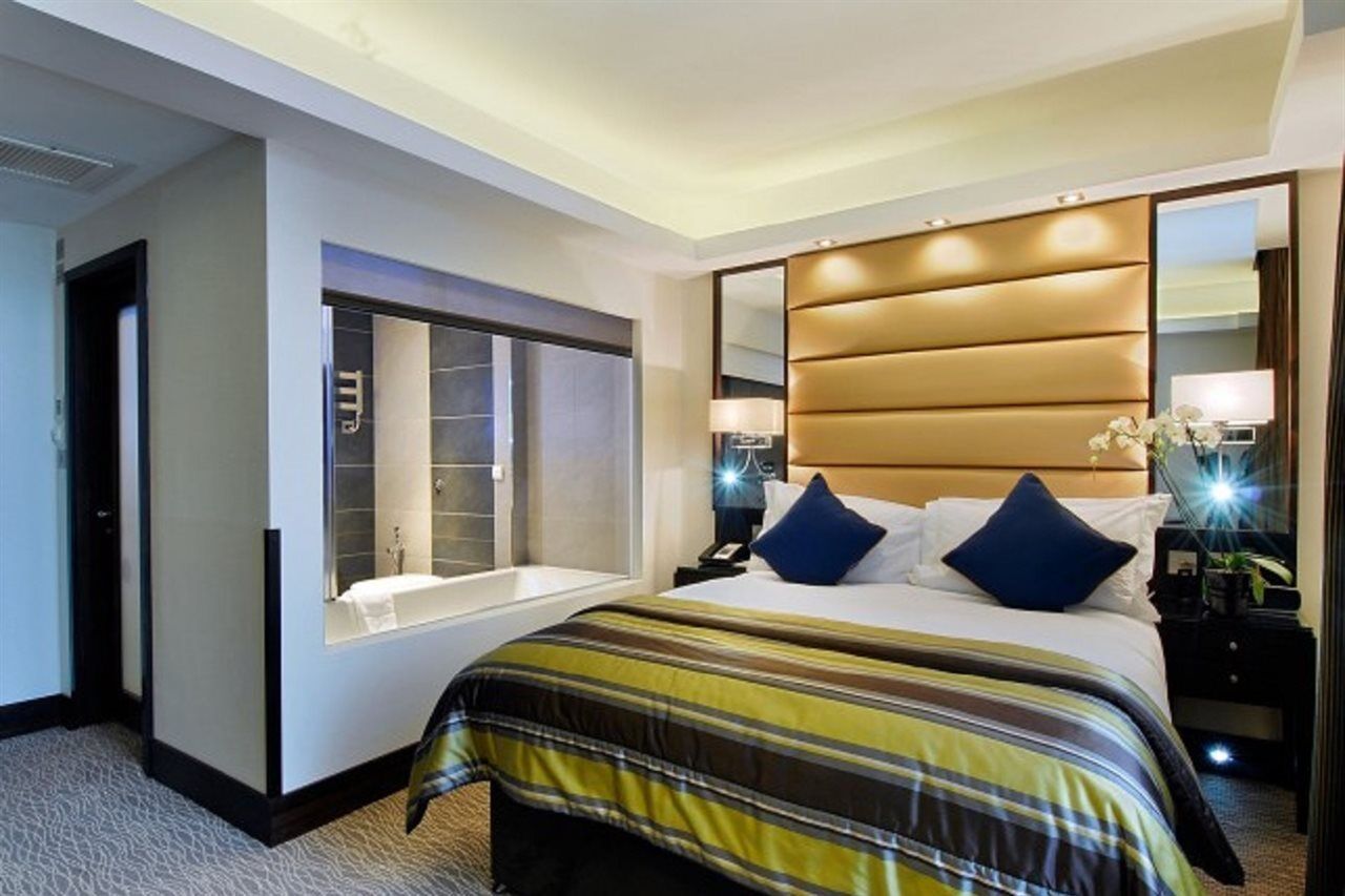 Park Grand Mayfair Londýn Exteriér fotografie A bedroom at the InterContinental London The O2