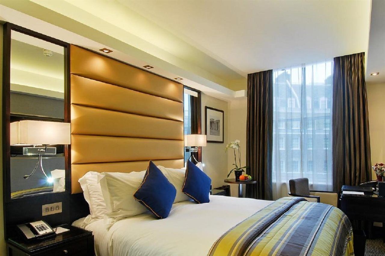 Park Grand Mayfair Londýn Exteriér fotografie A bedroom at the hotel