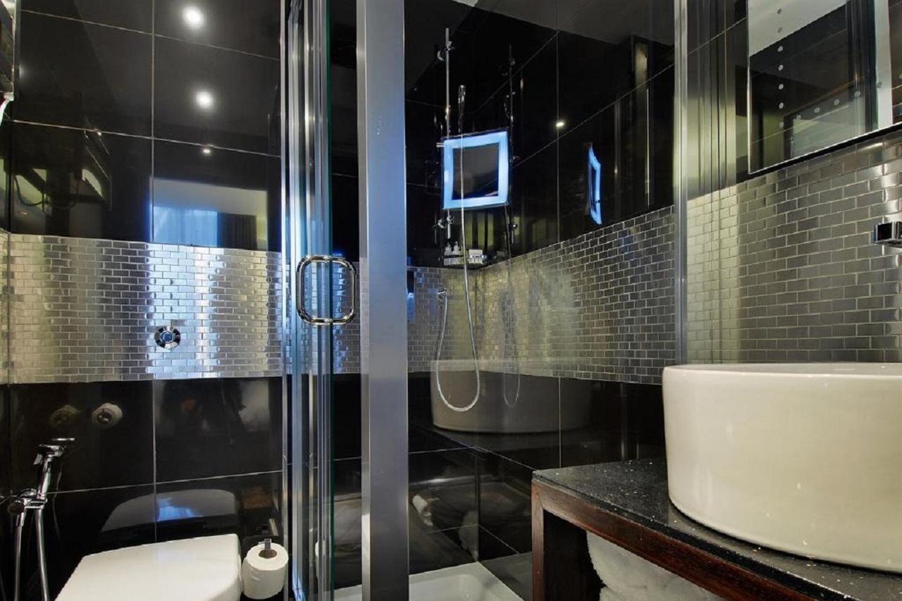 Park Grand Mayfair Londýn Exteriér fotografie A shower enclosure