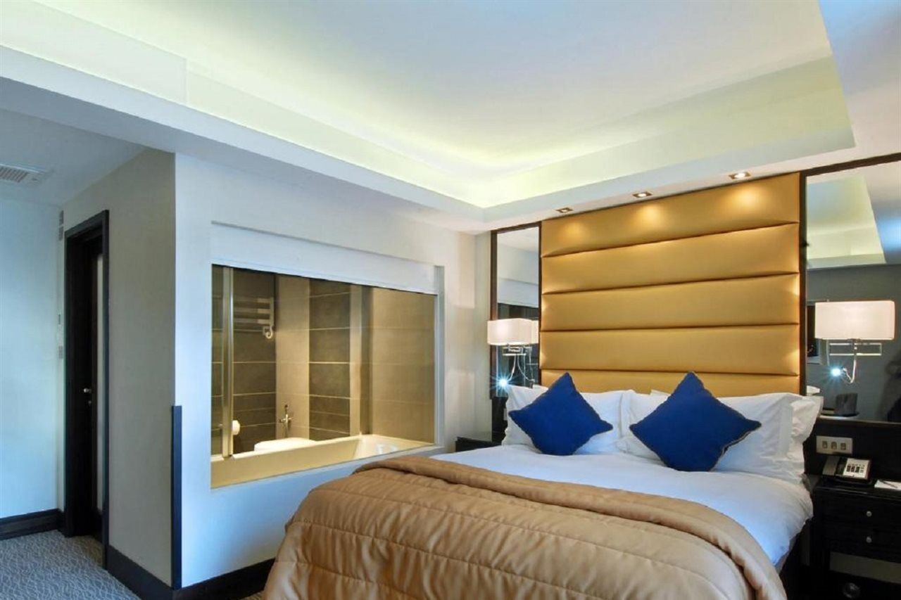 Park Grand Mayfair Londýn Exteriér fotografie A bedroom at the hotel